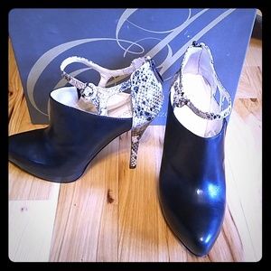 Size 8.5 women's enzo Angiolini heels/ booties